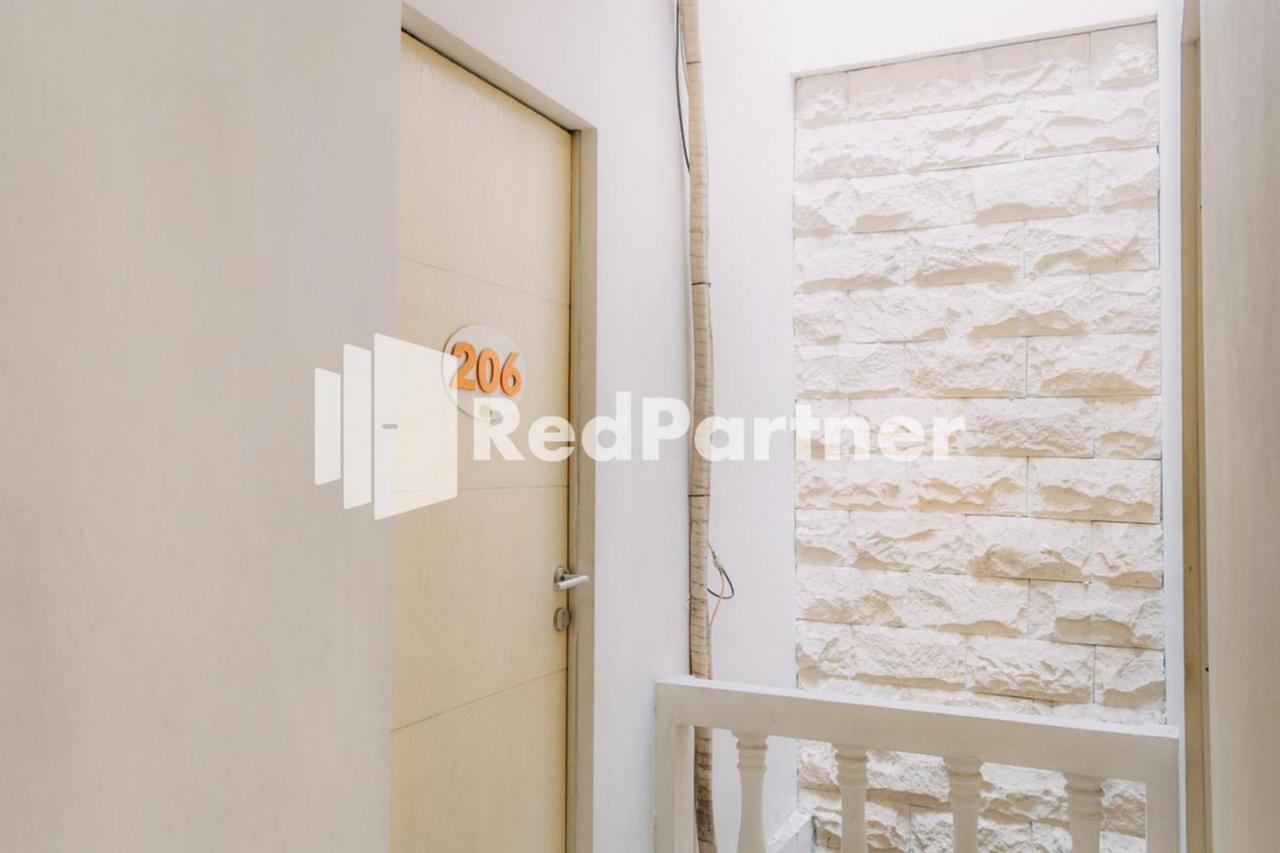 We Stay Residence Redpartner Surabaya Esterno foto